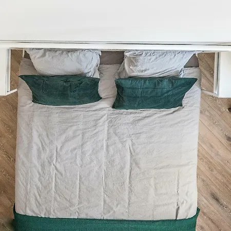 Center By Urban Rent *