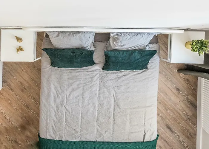 Center By Urban Rent *